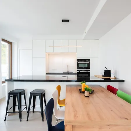 Perfectly Situated With Amazing Views Apartment