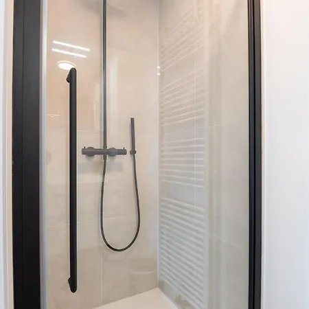 Perfectly Situated With Amazing Views Apartment *